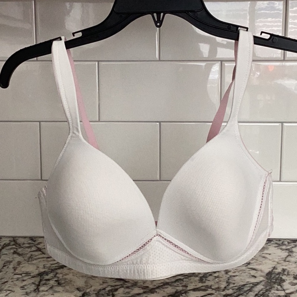 Women’s IZOD Bra, 38C, thick material, thick straps, good condition.